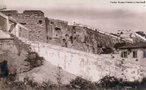 Acervo da srie coleo de fotografias de Juan Gutierrez inclui diversas fotografias sobre a Revolta da Armada, um registro que pode ser compreendido como uma crnica visual da cidade ferida pelos combates dos marinheiros. Canho Armstrong em posio na Fortaleza de So Joo, 1894. Trata-se da pea de 11 polegadas conhecida como Vov. Ao fundo, a Fortaleza de Santa Cruz. <br><br/> Palavras-chave: relaes de poder, relaes culturais, Rio de Janeiro, violncia.