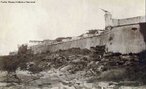 Acervo da srie coleo de fotografias de Juan Gutierrez inclui diversas fotografias sobre a Revolta da Armada, um registro que pode ser compreendido como uma crnica visual da cidade ferida pelos combates dos marinheiros. Canho Armstrong em posio na Fortaleza de So Joo, 1894. Trata-se da pea de 11 polegadas conhecida como Vov. Ao fundo, a Fortaleza de Santa Cruz. <br><br/> Palavras-chave: relaes de poder, relaes culturais, Rio de Janeiro, violncia.