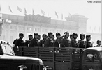 A Revoluo de 1949 que eu origem a Repblica Popular da China foi um processo social de longa durao, isto , levou dcadas para maturar e reunir as condies necessrias que permitiram aos comunistas chineses tomarem o poder e transformarem a China num pas socialista. Entretanto, segundo autores contemporneos como Istvn Mszros sociedades como a China, Cuba e a extinta URSS so consideradas ps-revolucionrias e no foram capazes de construir uma sociedade para alm do capital. Por tanto, no construiram relaes de produo majoritariamente socialistas. <br><br/> Palavras-chave: relaes de produo, trabalho, cultura, poder, socialismo, comunismo, China, Mao Tse-tung. 