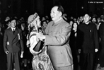 A Revoluo de 1949 que eu origem a Repblica Popular da China foi um processo social de longa durao, isto , levou dcadas para maturar e reunir as condies necessrias que permitiram aos comunistas chineses tomarem o poder e transformarem a China num pas socialista. Entretanto, segundo autores contemporneos como Istvn Mszros sociedades como a China, Cuba e a extinta URSS so consideradas ps-revolucionrias e no foram capazes de construir uma sociedade para alm do capital. Por tanto, no construiram relaes de produo majoritariamente socialistas. <br><br/> Palavras-chave: relaes de produo, trabalho, cultura, poder, socialismo, comunismo, China, Mao Tse-tung. 