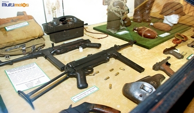 Armas utilizadas na Segunda Guerra Mundial, exemplares expostos no Museu do Expedicionrio em Curitiba - Paran.
<br><br/>
Palavras-chave: relaes de poder, Foras Armadas, Exrcito Brasileiro, Fora Expedicionria Brasileira, Armas, Museu do Expedicionrio, Curitiba, Paran.