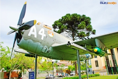 Caa utilizado pela FAB na Segunda Guerra Mundial, exemplar exposto no Museu do Expedicionrio em Curitiba - Paran.
<br><br/>
Palavras-chave: relaes de poder, Estado, Foras Armadas, Exrcito Brasileiro, guerra, Fora Area Brasileira, Museu do Expedicionrio, Curitiba, Paran.