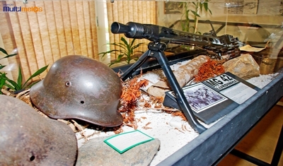 Capacete e metralhadora nazista utilizados na Segunda Guerra Mundial, exemplares expostos no Museu do Expedicionrio em Curitiba - Paran.
<br><br/>
Palavras-chave: relaes de poder, Foras Armadas, Exrcito Brasileiro, Fora Expedicionria Brasileira, armas, Museu do Expedicionrio, Curitiba, Paran.