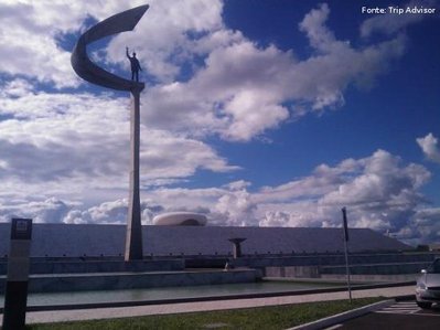 É um museu, na cidade de Brasília, projetado por Oscar Niemeyer, inaugurado em 12 de setembro de 1981 e dedicado ao ex-presidente brasileiro Juscelino Kubitschek, fundador da cidade de Brasília. No local encontram-se o corpo de JK, diversos pertences como sua biblioteca pessoal e fotos dele e de sua esposa Sarah.<br><br/>
Palavras-chave: memorial, Juscelino Kubitschek, Brasília.
