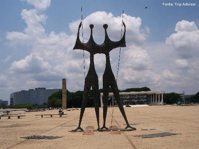 O Monumento aos Candangos, um dos símbolos da cidade, situado na Praça dos Três Poderes, em frente ao Palácio do Planalto. Trata-se de uma escultura de bronze de 8 metros de altura realizada no ano de 1959 por Bruni Giorgi.<br><br/>
Palavras-chave: Brasília, candango, escultura, arquitetura.