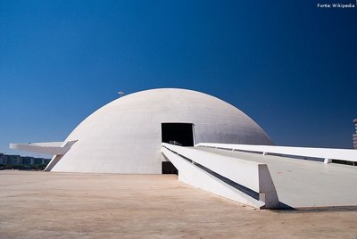 O Museu Nacional Honestino Guimarães está situado na Esplanada dos Ministérios em Brasília. O museu que tem a forma de cúpula foi concebido pelo arquiteto Oscar Niemeyer e foi inaugurado no dia 15 de Dezembro de 2006, quando Niemeyer completou 99 anos de idade.<br><br/>
Palavras-chave: Brasília, Oscar Niemeyer, arquitetura.
