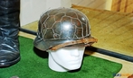 Capacete alemo utilizado na Segunda Guerra Mundial, exemplar exposto no Museu do Expedicionrio em Curitiba - Paran. <br><br/> Palavras-chave: relaes de poder, Foras Armadas, Exrcito Brasileiro, Fora Expedicionria Brasileira, Armas, Museu do Expedicionrio, Curitiba, Paran.