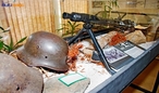 Capacete e metralhadora nazista utilizados na Segunda Guerra Mundial, exemplares expostos no Museu do Expedicionrio em Curitiba - Paran. <br><br/> Palavras-chave: relaes de poder, Foras Armadas, Exrcito Brasileiro, Fora Expedicionria Brasileira, armas, Museu do Expedicionrio, Curitiba, Paran.