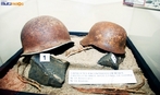 Capacetes alemo e americano encontrados 50 anos depois da Segunda Guerra Mundial, exemplares expostos no Museu do Expedicionrio em Curitiba - Paran. <br><br/> Palavras-chave: relaes de poder, Foras Armadas, Exrcito Brasileiro, Fora Expedicionria Brasileira, Museu do Expedicionrio, Curitiba, Paran.