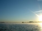 O Lago Parano  um lago artificial de Braslia, no Distrito Federal brasileiro. Foi criado com a construo da cidade, durante o governo do presidente Juscelino Kubitschek.O lago  formado pelas guas represadas do rio Parano, e tem 48 quilmetros quadrados de extenso, profundidade mxima de 38 metros e cerca de 80 quilmetros de permetro, com algumas praias artificiais, como a Prainha e o Piscino do Lago Norte. Localizado em Braslia, foi criado com o objetivo de aumentar a umidade em suas proximidades. Ao redor do lago h vrios bares e restaurantes. Os bairros Lago Sul e Lago Norte derivam seus nomes do lago. Cada uma ocupa uma das duas pennsulas.<br><br/> Palavras-chave: relaes de poder, relaes culturais, Braslia, JK, urbanismo.