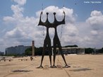 O Monumento aos Candangos, um dos smbolos da cidade, situado na Praa dos Trs Poderes, em frente ao Palcio do Planalto. Trata-se de uma escultura de bronze de 8 metros de altura realizada no ano de 1959 por Bruni Giorgi.<br><br/> Palavras-chave: Braslia, candango, escultura, arquitetura.