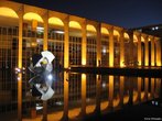 O Palcio do Itamaraty  sede do Ministrio das Relaes Exteriores do Brasil. O prdio, um dos mais conhecidos de Niemeyer,  rodeado por um espelho dgua que abriga a famosa escultura O Meteoro, de Bruno Giorgi. O paisagismo  trabalho de Roberto Burle Marx. O acervo de arte do Itamaraty tem obras dos mais renomados artistas brasileiros, como Cndido Portinari, Mary Vieira, Manabu Mabe, Franz Weissmann, Alfredo Ceschiatti e Victor Brecherer, alm de esculturas, tapearias, adornos refinados e mveis dos sculos XVII e XVIII. <br><br/> Palavras-chave: relaes de poder, relaes culturais, Braslia, urbanismo.