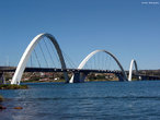 A Ponte Juscelino KubitscheK, foi construda para unir o lago Sul com o Plano Piloto. Inaugurada em 15 de dezembro de 2002, a obra da Ponte JK impressiona pela funcionalidade e pela arquitetura monumental que transformam o empreendimento em uma execuo mpar da engenharia brasileira. Iniciando pela arquitetura, com trs arcos inspirados pelo movimento de uma pedra quicando sobre o espelho d'gua, a obra se integra ao conceito de Braslia, aliando beleza e inovao. A forma estrutural adotada conta com trs arcos que sustentam, por meio de estais de ao, trs tabuleiros com vo de 240 metros cada um, o que representa um desafio imposto pela arquitetura e vencido pela engenharia.<br><br/> Palavras-chave: Braslia, plano piloto, arquitetura.