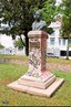 Busto do mdico Claudino dos Santos em Curitiba. A antiga Rua So Francisco de Paula recebeu o nome do mdico curitibano Dr. Claudino dos Santos, em 1918. Liga o Largo da Ordem  Praa Garibaldi. Possui construes histricas como a Casa Hoffmann e o Solar do Rosrio. <br><br/> Palavras-chave: relaes culturais, patrimnio histrico, busto, Curitiba, monumentos.