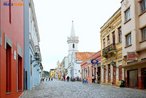 O Largo da Ordem  o corao do Setor Histrico de Curitiba e onde se encontra a Igreja da Ordem Terceira de So Francisco das Chagas, a mais antiga de Curitiba. Nos sculos 18, 19 e boa parte do sculo 20, o Largo da Ordem era uma rea de intenso comrcio. Desde 1917 o nome oficial  Largo Coronel Enas, em homenagem ao coronel Benedito Enas de Paula. No sculo 18 chamava-se Pteo de Nossa Senhora do Tero. Posteriormente, passou a se chamar Pteo de So Francisco das Chagas. Hoje, apesar de seu nome oficial, todos conhecem como o Largo da Ordem. <br><br/> Palavras-chave: Curitiba, setor histrico, Largo da Ordem, casario antigo.