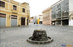 No bebedouro do Largo da Ordem, os tropeiros e fazendeiros da regio de Curitiba costumavam dar de beber a seus cavalos e mulas. Data de meados do sculo XVIII e foi construdo em pedra com uma bacia de ferro. <br><br/> Palavras-chave: Curitiba, setor histrico, Largo da Ordem, sculo XVIII. 