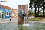 Fonte da Memria, Largo da Ordem, apelidada pela populao de Cavalo Babo. Trata-se de uma esttua eqestre de 1995 que regurgita gua. <br><br/> Palavras-chave: Largo da Ordem, Curitiba, monumentos escultura, cavalo babo.