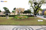 O Relgio das Flores  um presente que Curitiba ganhou de joalheiros, em 1972. um verdadeiro jardim das horas, que ao longo do ano, em cada mudana de estao, floresce com cores vivas e diferentes. Localizado na Praa Garibaldi, o Relgio das Flores tem oito metros de dimetro e funciona  base de emisso vibrtil de quartzo.  acionado com impulsos eletrnicos de um relgio-comando instalado na Igreja do Rosrio. <br><br/> Palavras-chave: relaes culturais, patrimnio histrico, pontos tursticos, setor histrico, Largo da Ordem, Praa Garibaldi.