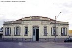 A fundao da Escola Professor Serapio data de 1913. Por alguns anos, passou por vrias sedes, em casas de particulares. Somente em 1917, o governo decide construir um prdio prprio para o estabelecimento. A escola sofreu vrios reparos desde a sua inaugurao, como consta em alguns documentos da antiga Secretaria de Viao e Obras, autorizando reformas nos anos de 1947 e 1953.<br></br> Palavras-chave: educao, patrimnio, escola, Paran.