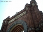 O Arco do Triunfo de Barcelona na Espanha foi desenhado em estilo mudjar, como porta monumental para a Expo 1888, por Josep Vilaseca, que usou o tijolo como material principal.Em volta foram colocados brases representando todas as provncias espanholas, com Barcelona no meio, no lugar de honra. Nos lados do arco h quatro esttuas de mulheres que simbolizam a Fama; outros relevos em pedra representam a participao dos outros pases na Expo, e a cidade de Barcelona a agradecer-lhes a sua presena. <br><br/> Palavras-chave: relaes de poder, relaes culturais, Estado, monumento, Arco do Triunfo, Barcelona, sculo XIX, Catalunha, Espanha.