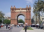 O Arco do Triunfo de Barcelona na Espanha foi desenhado em estilo mudjar, como porta monumental para a Expo 1888, por Josep Vilaseca, que usou o tijolo como material principal.Em volta foram colocados brases representando todas as provncias espanholas, com Barcelona no meio, no lugar de honra. Nos lados do arco h quatro esttuas de mulheres que simbolizam a Fama; outros relevos em pedra representam a participao dos outros pases na Expo, e a cidade de Barcelona a agradecer-lhes a sua presena. <br><br/> Palavras-chave: relaes de poder, relaes culturais, Estado, monumento, Arco do Triunfo, Barcelona, sculo XIX, Catalunha, Espanha.