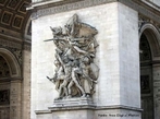 O Arco do Triunfo é um monumento, localizado na cidade de Paris, construído em comemoração às vitórias militares de Napoleão Bonaparte, o qual ordenou a sua construção em 1806. Inaugurado em 1836, a monumental obra detém, gravados, os nomes de 128 batalhas e 558 generais. Em sua base, situa-se o Túmulo do Soldado Desconhecido (1920). O arco localiza-se na praça Charles de Gaulle, uma das duas extremidades da avenida Champs-Élysées. <br><br/> Palavras-chave: O Arco do Triunfo é um monumento, localizado na cidade de Paris, construído em comemoração às vitórias militares de Napoleão Bonaparte, o qual ordenou a sua construção em 1806. Inaugurado em 1836, a monumental obra detém, gravados, os nomes de 128 batalhas e 558 generais. Em sua base, situa-se o Túmulo do Soldado Desconhecido (1920). O arco localiza-se na praça Charles de Gaulle, uma das duas extremidades da avenida Champs-Élysées. <br><br/> Palavras-chave: relações de poder, relações culturais, Estado, Napoleão Bonaparte, França, Paris, Charles de Gaulle, Champs-Élysées, Arco do Triunfo, guerra, Revolução Francesa.