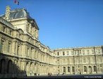 Museu do Louvre (Muse du Louvre), instalado no Palcio do Louvre, em Paris,  um dos maiores e mais famosos museus do mundo. Localiza-se no centro de Paris, entre o rio Sena e a Rue de Rivoli. O seu ptio central, ocupado agora pela pirmide de vidro do Louvre, encontra-se na linha central dos Champs-lyses, e d forma assim ao ncleo onde comea o Axe historique. O Palcio do Louvre foi a sede do governo monrquico francs desde a poca dos Capetos medievais, tendo sido abandonado por Lus XIV em favor do Palcio de Versalhes. Parte do palcio real do Louvre foi aberta primeiramente ao pblico como um museu em 8 de Novembro de 1793, durante a Revoluo Francesa. Mesmo aps a Restaurao dos Bourbons, permaneceu como museu. <br><br/> Palavras-chave: relaes culturais, Museu do Louvre, Paris, Frana, Arte, Histria da Arte.