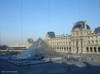 Museu do Louvre (Muse du Louvre), instalado no Palcio do Louvre, em Paris,  um dos maiores e mais famosos museus do mundo. Localiza-se no centro de Paris, entre o rio Sena e a Rue de Rivoli. O seu ptio central, ocupado agora pela pirmide de vidro do Louvre, encontra-se na linha central dos Champs-lyses, e d forma assim ao ncleo onde comea o Axe historique. O Palcio do Louvre foi a sede do governo monrquico francs desde a poca dos Capetos medievais, tendo sido abandonado por Lus XIV em favor do Palcio de Versalhes. Parte do palcio real do Louvre foi aberta primeiramente ao pblico como um museu em 8 de Novembro de 1793, durante a Revoluo Francesa. Mesmo aps a Restaurao dos Bourbons, permaneceu como museu. <br><br/> Palavras-chave: relaes culturais, Museu do Louvre, Paris, Frana, Arte, Histria da Arte.