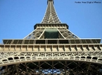 Inaugurada em 31 de Março de 1889, a Torre Eiffel foi construída para honrar o centenário da Revolução Francesa. O Governo da França planejou uma Exposição mundial e anunciou uma competição de design arquitetônico para um monumento que seria construído no Champ-de Mars, no centro de Paris. Mais de cem designs foram submetidos ao concurso. O comitê do Centenário escolheu o plano de Gustave Eiffel de uma torre com uma estrutura metálica que se tornaria, então, a estrutura mais alta do mundo construída pelo homem.  <br><br/> Palavras-chave: relações de produção, relações de poder, relações culturais, França, Revolução Francesa, Gustave Eiffel.