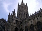 Canturia (em ingls Canterbury)  uma cidade do sudeste da Inglaterra pertencente ao condado de Kent.  o principal centro religioso do Reino Unido por abrigar o arcebispo da Canturia, lder espiritual da Igreja Anglicana. <br><br/> Palavras-chave: relaes de poder, relaes culturais, Estado, Monarquia, Reino Unido, Igreja Anglicana, religio.