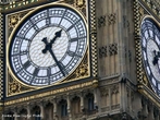 Big Ben, ao contrrio do que muitos pensam, no  o famoso relgio do Parlamento Ingls, nem tampouco sua torre.  o nome do sino, que pesa 13 toneladas que foi instalado no Palcio de Westminster durante a gesto de sir Benjamin Hall, ministro de Obras Pblicas da Inglaterra, em 1859. Por ser um sujeito alto e corpulento, Benjamim tinha o apelido de Big Ben. Todos os dias, a rdio BBC transmite as badaladas do sino. O sino, fundido por George Mears em 1858, media quase 3 metros de dimetro e pesava 13, 5 toneladas. O nome do relgio  Tower Clock, ou Clock Tower, e  muito conhecido pela sua preciso e tamanho. <br><br/> Palavras-chave: relaes de poder, relaes culturais, relgio, sino, torre, Big. Ben.