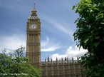 Big Ben, ao contrrio do que muitos pensam, no  o famoso relgio do Parlamento Ingls, nem tampouco sua torre.  o nome do sino, que pesa 13 toneladas que foi instalado no Palcio de Westminster durante a gesto de sir Benjamin Hall, ministro de Obras Pblicas da Inglaterra, em 1859. Por ser um sujeito alto e corpulento, Benjamim tinha o apelido de Big Ben. Todos os dias, a rdio BBC transmite as badaladas do sino. O sino, fundido por George Mears em 1858, media quase 3 metros de dimetro e pesava 13, 5 toneladas. O nome do relgio  Tower Clock, ou Clock Tower, e  muito conhecido pela sua preciso e tamanho. <br><br/> Palavras-chave: relaes de poder, relaes culturais, relgio, sino, torre, Big. Ben.