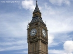 Big Ben, ao contrrio do que muitos pensam, no  o famoso relgio do Parlamento Ingls, nem tampouco sua torre.  o nome do sino, que pesa 13 toneladas que foi instalado no Palcio de Westminster durante a gesto de sir Benjamin Hall, ministro de Obras Pblicas da Inglaterra, em 1859. Por ser um sujeito alto e corpulento, Benjamim tinha o apelido de Big Ben. Todos os dias, a rdio BBC transmite as badaladas do sino. O sino, fundido por George Mears em 1858, media quase 3 metros de dimetro e pesava 13, 5 toneladas. O nome do relgio  Tower Clock, ou Clock Tower, e  muito conhecido pela sua preciso e tamanho. <br><br/> Palavras-chave: relaes de poder, relaes culturais, relgio, sino, torre, Big. Ben.