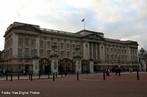 O palcio, originalmente conhecido como Casa de Buckingham (o edifcio que forma o corao do actual palcio) foi uma grande casa citadina construda pelo Duque de Buckingham, em 1703, e adquirida pelo rei Jorge III, em 1762, como uma residndia privada, conhecida como A Casa da Rainha (The Queen's House). Foi reformada e aumentada ao longo de 75 anos, principalmente pelos arquitectos John Nash e Edward Blore, formando trs alas em volta de um ptio central. O Palcio de Buckingham tornou-se a residncia oficial da monarquia com a ascenso da Rainha Vitria em 1837.<br><br/>  Palavras-chave: relaes de produo, relaes de poder, relaes culturais, Estado, Monarquia, Absolutismo.