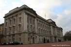 O palcio, originalmente conhecido como Casa de Buckingham (o edifcio que forma o corao do actual palcio) foi uma grande casa citadina construda pelo Duque de Buckingham, em 1703, e adquirida pelo rei Jorge III, em 1762, como uma residndia privada, conhecida como A Casa da Rainha (The Queen's House). Foi reformada e aumentada ao longo de 75 anos, principalmente pelos arquitectos John Nash e Edward Blore, formando trs alas em volta de um ptio central. O Palcio de Buckingham tornou-se a residncia oficial da monarquia com a ascenso da Rainha Vitria em 1837.<br><br/>  Palavras-chave: relaes de produo, relaes de poder, relaes culturais, Estado, Monarquia, Absolutismo.