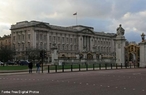 O palcio, originalmente conhecido como Casa de Buckingham (o edifcio que forma o corao do actual palcio) foi uma grande casa citadina construda pelo Duque de Buckingham, em 1703, e adquirida pelo rei Jorge III, em 1762, como uma residndia privada, conhecida como A Casa da Rainha (The Queen's House). Foi reformada e aumentada ao longo de 75 anos, principalmente pelos arquitectos John Nash e Edward Blore, formando trs alas em volta de um ptio central. O Palcio de Buckingham tornou-se a residncia oficial da monarquia com a ascenso da Rainha Vitria em 1837.<br><br/>  Palavras-chave: relaes de produo, relaes de poder, relaes culturais, Estado, Monarquia, Absolutismo.