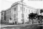 A instituio foi criada em 12 de abril de 1876, com o nome de escola Normal. O edifcio foi entregue  comunidade pelo governador Dr. Caetano Munhoz da Rocha, em 1912. O imvel passou por algumas ampliaes, contando atualmente com 5.500m2 de rea construda, mesmo assim esto mantidas todas as suas caractersticas originais. A instituio  um marco referencial para o ensino no Paran. <br><br/> Palavras-chave: Curitiba, escola, patrimnio histrico.