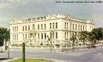 Quando Caetano Munhoz da Rocha foi Presidente do Estado (1924-1928) realizou diversas obras pblicas no Paran, entre elas, a construo da Escola Normal de Paranagu. A inaugurao ocorreu em 29 de julho de 1927. Para a poca foi considerado um suntuoso edifcio com suas vinte e quatro salas de aula e demais dependncias. Em 1952 passa  denominao de Escola Secundria Dr. Caetano Munhoz da Rocha e, em 1967, Instituto de Educao, mantendo porm o nome de seu fundador. O prdio, localizado  Rua Joo Eugnio esquina com Comendador Correia Jr., expressa no ecletismo, a linguagem neoclssica, que caracteriza os edifcios pblicos daquele perodo.<br><br/> Palavras-chave: Paranagu, Paran, educao, ensino, escola.