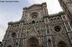 A Catedral ou Duomo de Florena, como o vemos hoje,  o resultado de um trabalho que se estendeu por seis sculos. Seu projeto bsico foi elaborado por Arnolfo di Cambio no final do sculo XIII, sua cpula  obra de Filippo Brunelleschi, e sua fachada teve de esperar at o sculo XIX para ser concluda. Ao longo deste tempo uma srie de intervenes estruturais e decorativas no exterior e interior enriqueceriam o monumento, dentre elas a construo de duas sacristias e a execuo de esculturas e afrescos por Paolo Uccello, Andrea del Castagno, Giorgio Vasari e Federico Zuccari, autor do Juzo Final no interior da cpula. Foi construda em cima da antiga catedral dedicada a Santa Reparata, que funcionou durante nove sculos at ser demolida completamente em 1375. <br><br/> Palavras-chave: relaes de poder, relaes culturais, Estado, Igreja, religio, catolicismo. 