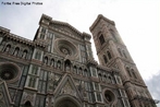 A Catedral ou Duomo de Florena, como o vemos hoje,  o resultado de um trabalho que se estendeu por seis sculos. Seu projeto bsico foi elaborado por Arnolfo di Cambio no final do sculo XIII, sua cpula  obra de Filippo Brunelleschi, e sua fachada teve de esperar at o sculo XIX para ser concluda. Ao longo deste tempo uma srie de intervenes estruturais e decorativas no exterior e interior enriqueceriam o monumento, dentre elas a construo de duas sacristias e a execuo de esculturas e afrescos por Paolo Uccello, Andrea del Castagno, Giorgio Vasari e Federico Zuccari, autor do Juzo Final no interior da cpula. Foi construda em cima da antiga catedral dedicada a Santa Reparata, que funcionou durante nove sculos at ser demolida completamente em 1375. <br><br/> Palavras-chave: relaes de poder, relaes culturais, Estado, Igreja, religio, catolicismo. 