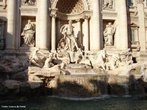 A Fontana di Trevi (Fonte dos trevos, em portugus)  a maior (cerca de 26 metros de altura e 20 metros de largura) e mais ambiciosa construo de fontes barrocas da Itlia e est localizada na rione Trevi, em Roma.A fonte situava-se no cruzamento de trs estradas (tre vie), marcando o ponto final do Acqua Vergine, um dos mais antigos aquedutos que abasteciam a cidade de Roma. No sculo 19 a.C., supostamente ajudados por uma virgem, tcnicos romanos localizaram uma fonte de gua pura a pouco mais de 22 km da cidade (cena representada em escultura na prpria fonte, atualmente). <br><br/> Palavras-chave: relaes culturais, Imprio Romano, aquedutos, Roma antiga, Fontana di Trevi.