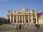 A Baslica de So Pedro (em italiano: San Pietro in Vaticano)  uma grande baslica na Cidade do Vaticano, em Roma.  a segunda maior de todas as igrejas catlicas (perdeu o ttulo de maior para a Baslica de Nossa Senhora da Paz de Yamoussoukro), a mais famosa e mais visitada das igrejas do mundo inteiro. <br><br/> Palavras-chave: relaes culturais, relaes de poder, Estado, religio, alienao, cristianismo, catolicismo, Baslica de So Pedro, Vaticano, Roma.