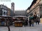 Piazza delle Erbe, a mais antiga praa de Verona e que durante muito tempo foi o centro da vida econmica e mercantil da cidade. Em meados do sculo I a.C., havia no local um forum romano, que se extendia para alm do permetro atual da praa. <br><br/> Palavras-chave: Itlia, Verona, arquitetura, arte.