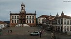 O Museu da Inconfidncia ocupa a antiga Casa de Cmara e Cadeia de Vila Rica, atual cidade de Ouro Preto, no estado de Minas Gerais. No museu  retratada a Inconfidncia Mineira (1789), movimento pela Independncia do Brasil baseado na Independncia Americana, e que no teve sucesso, devido a sua delatao. O Museu possui objetos do final do sculo XVIII, utilizados por inconfidentes, ou do cotidiano dos trabalhadores e civis da cidade, alm de algumas obras de Manuel da Costa Atade e Aleijadinho. O museu localiza-se na praa Tiradentes, em frente ao monumento a Joaquim Jos da Silva Xavier, principal e mais famoso ativista da Inconfidncia.<br><br/> Palavras-chave: Museu, Inconfidncia Mineira, Aleijadinho.