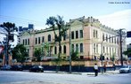 A inaugurao ocorreu em 29 de julho de 1927. Para a poca foi considerado um suntuoso edifcio com suas vinte e quatro salas de aula e demais dependncias. Em 1952 passa  denominao de Escola Secundria Dr. Caetano Munhoz da Rocha e, em 1967, Instituto de Educao, mantendo porm o nome de seu fundador. O prdio, localizado  Rua Joo Eugnio esquina com Comendador Correia Jr., expressa no ecletismo, a linguagem neoclssica, que caracteriza os edifcios pblicos daquele perodo.<br></br> Palavras-chave: escola, Paranagu, patrimnio histrico, estilo neoclssico.