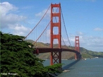 A Golden Gate Bridge  uma ponte pnsil. Conta 2737 metros de comprimento total, incluindo os acessos, e 1966 metros de comprimento suspenso, sendo a distncia entre as duas torres de 1280 metros. Estas torres de suspenso, por sua vez, erguem-se a 227 metros acima do nvel do mar, suportando os cabos que, nas pontes com esta arquitectura, suportam o tabuleiro suspenso. Isto significa que os dois cabos principais que a suportam tm de estar preparados para suportar todo o peso do tabuleiro e dos cabos que partem dos cabos principais. Cada um destes, por conseguinte, tem um dimetro de 92 centmetros, sendo formado por 27572 cabos menores.A ponte foi desenhada pelo engenheiro Joseph Strauss, e a sua construo foi iniciada em 5 de Janeiro de 1933; a ponte foi aberta ao trfego pedonal no dia 27 de Maio de 1937 e ao trfego rodovirio no dia seguinte. <br><br/> Palavras-chave: relaes de produo, trabalho, poder, cultura, Estados Unidos, construo.