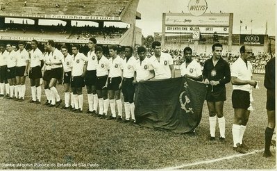 O Sport Club Corinthians Paulista é um clube desportivo brasileiro. Foi fundado como uma equipe de futebol no dia 1º de setembro de 1910 por um grupo de operários do bairro do Bom Retiro, na cidade de São Paulo. O nome foi inspirado no Corinthian FC de Londres, que excursionava pelo Brasil.<br><br/>
Palavras-chave: relações culturais, esporte, futebol, competição.
