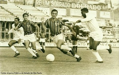 Jogo de futebol entre os times paulistas Santos e São Paulo.<br><br/>

Palavras-chave: relações culturais, esporte, futebol, competição.