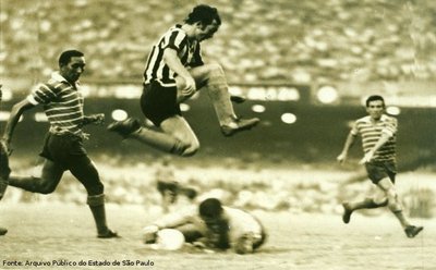 Jogo de futebol entre os times Botafogo e Fortaleza.<br><br/>
Palavras-chave: relações culturais, esporte, futebol, competição.