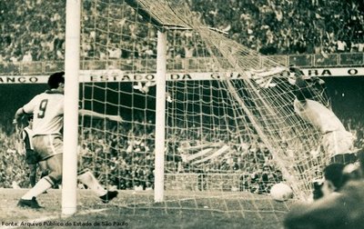 Partida de futebol entre Brasil e Paraguai em 1969 durante as eliminatórias para a Copa de 1970.
<br><br/>
Palavras-chave: relações culturais, esporte, futebol, competição.